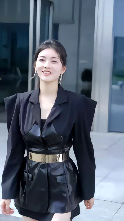 《丑女逆袭：被首富大佬缠上了》剧照