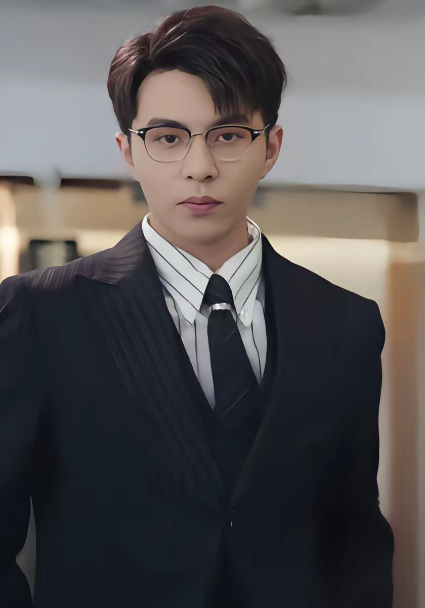 《空降老闆外冷內熱，竟是前男友》劇照