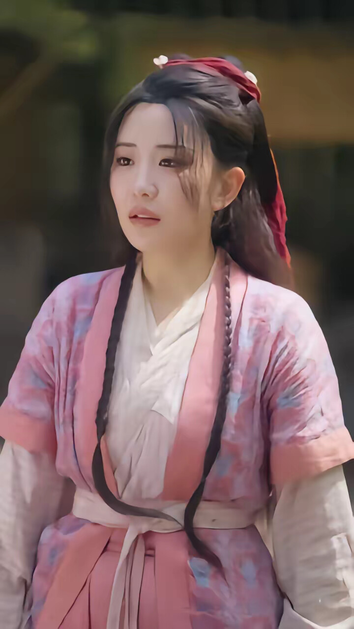 《和离回娘家住茅草屋，赚钱养崽忙》剧照