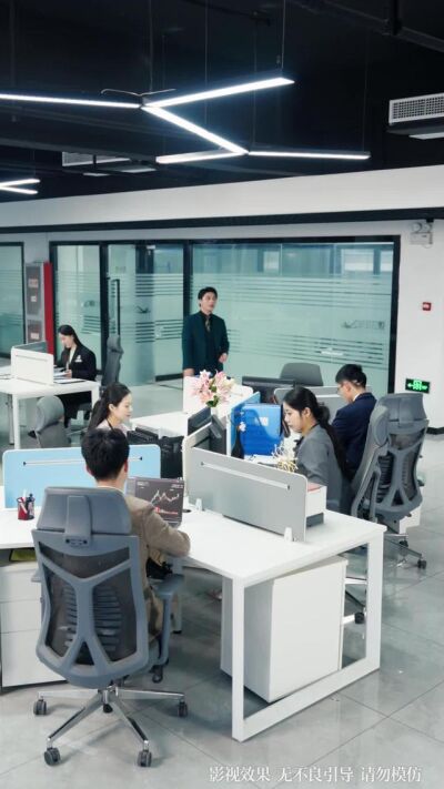 《人到中年，才發現我竟是真少爺》劇照