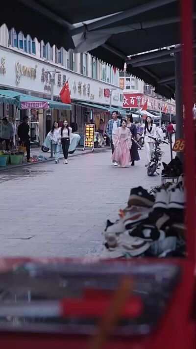 《一覺醒來家裡住滿古人》劇照