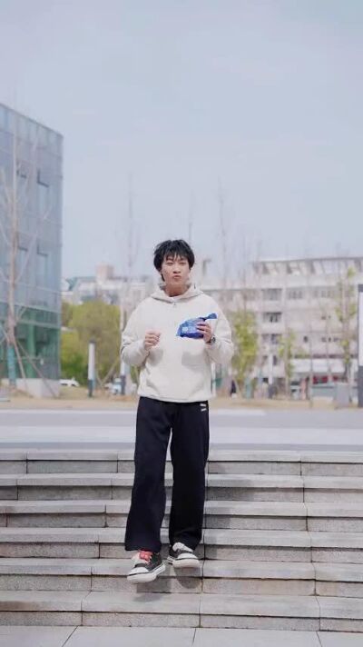 《越迟到越升职，美女总裁请开除我》剧照