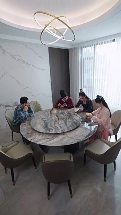 《一覺醒來家裡住滿古人》劇照