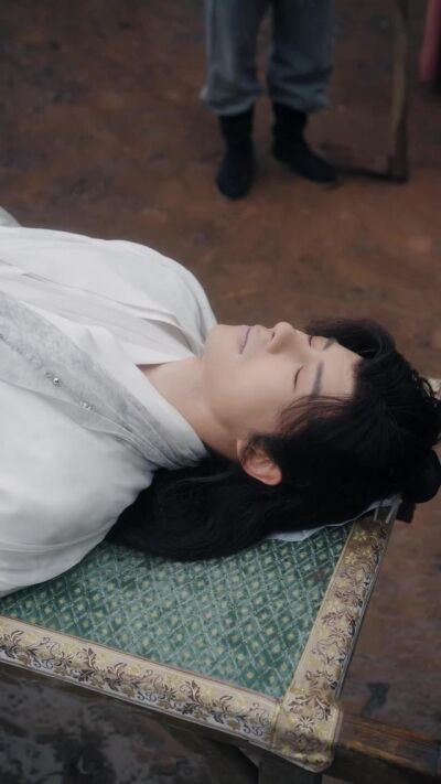 《穿成大佬的黑月光，在种田文里稳定发疯》剧照