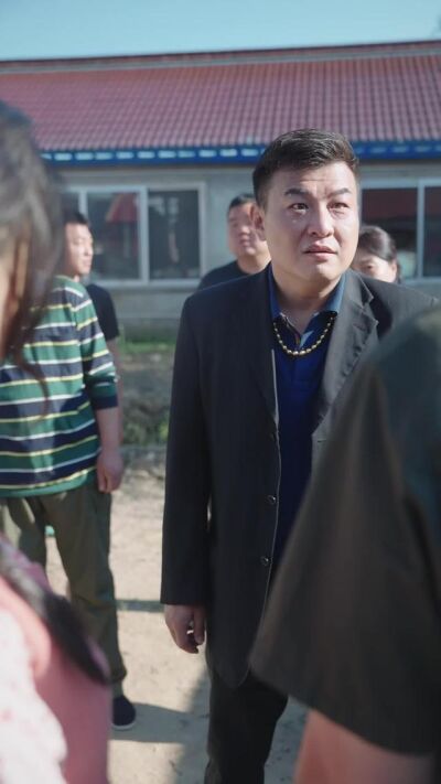 《戎装归乡，荒山种出千万红果》剧照