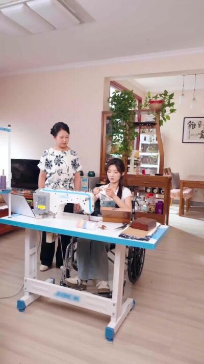《輪椅上的縫紉機》劇照