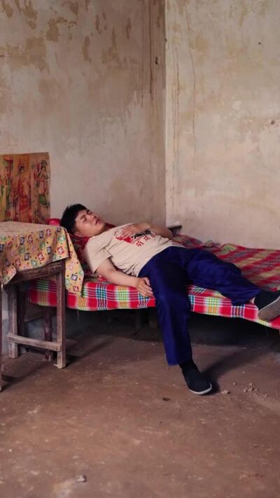 《槐树下》剧照