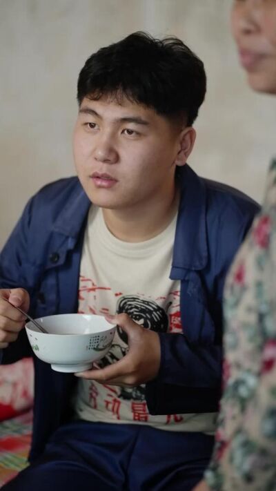 《槐树下》剧照
