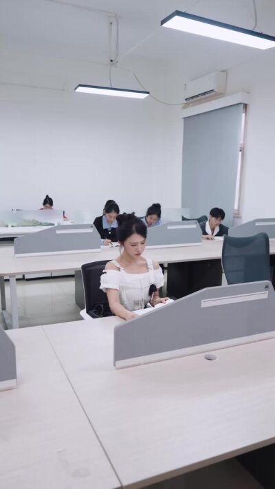 《四个黄毛义父托举我的清北路》剧照