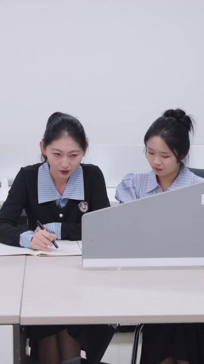 《四个黄毛义父托举我的清北路》剧照