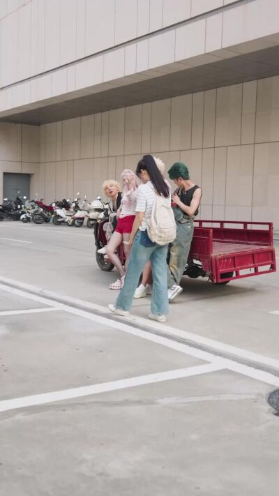 《四个黄毛义父托举我的清北路》剧照