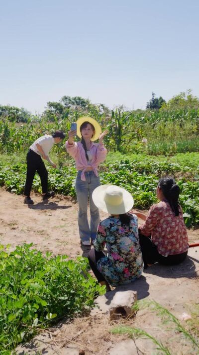 《全村都在看，影帝下地狂追前女友》剧照