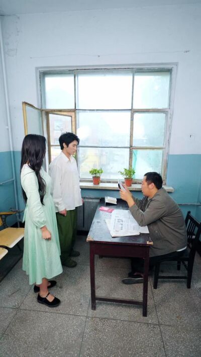 《我穿书八零，炮灰女配被团宠》剧照
