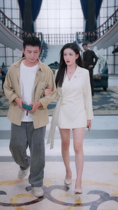 《妖孽下山，师姐又飒又美》剧照