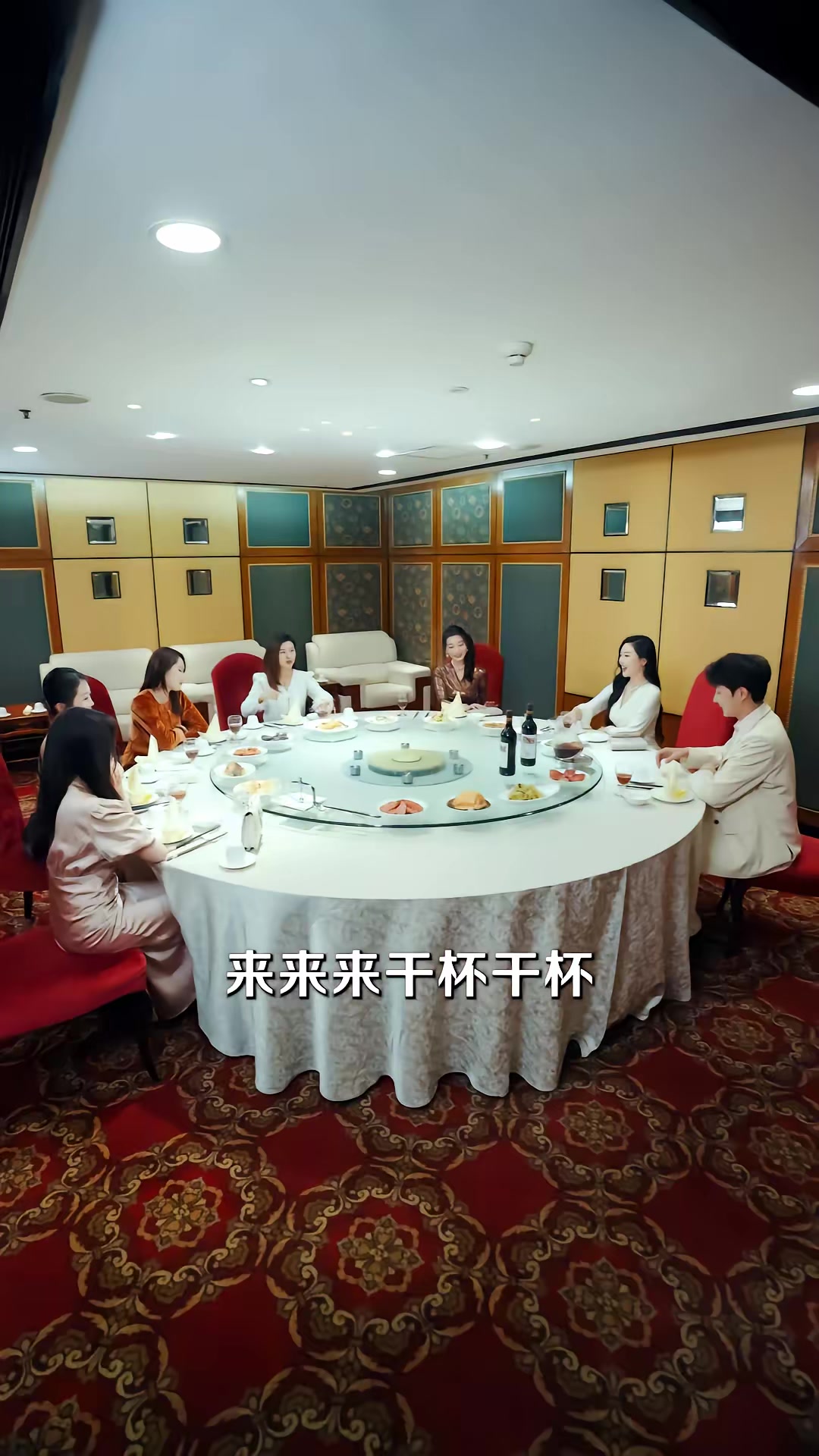 《暗金枭雄：开局踹翻恶组长》剧照