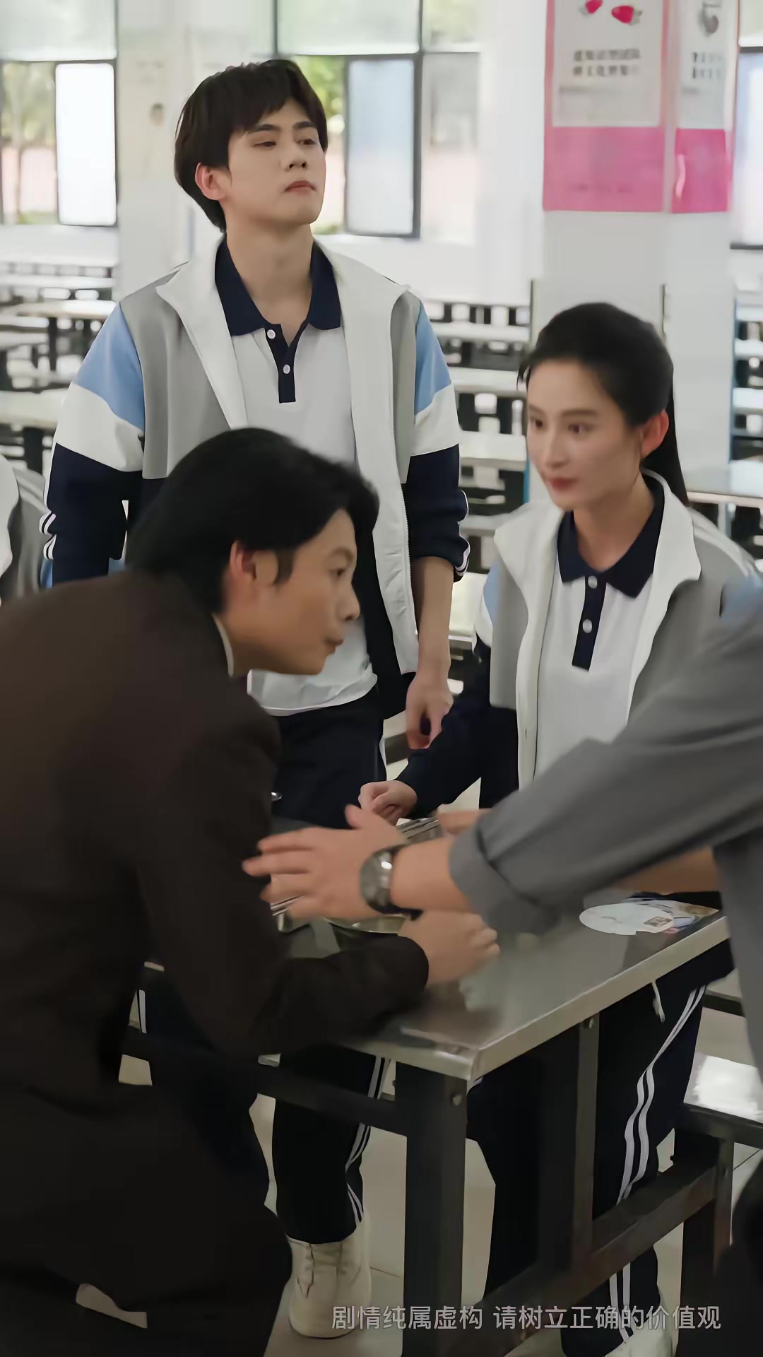 《我只想填飽肚子，卻成了全校之光》劇照