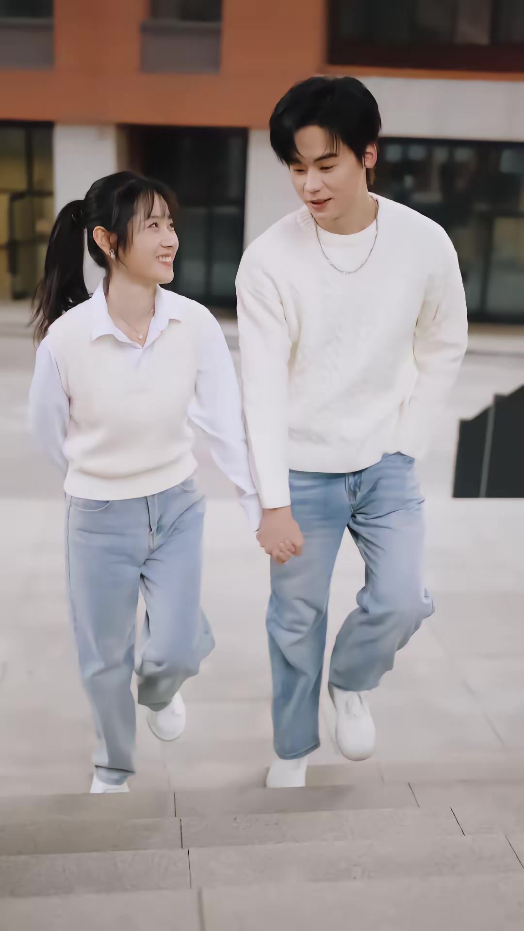 《傲嬌小青梅甜又黏，又在偷看我了》劇照