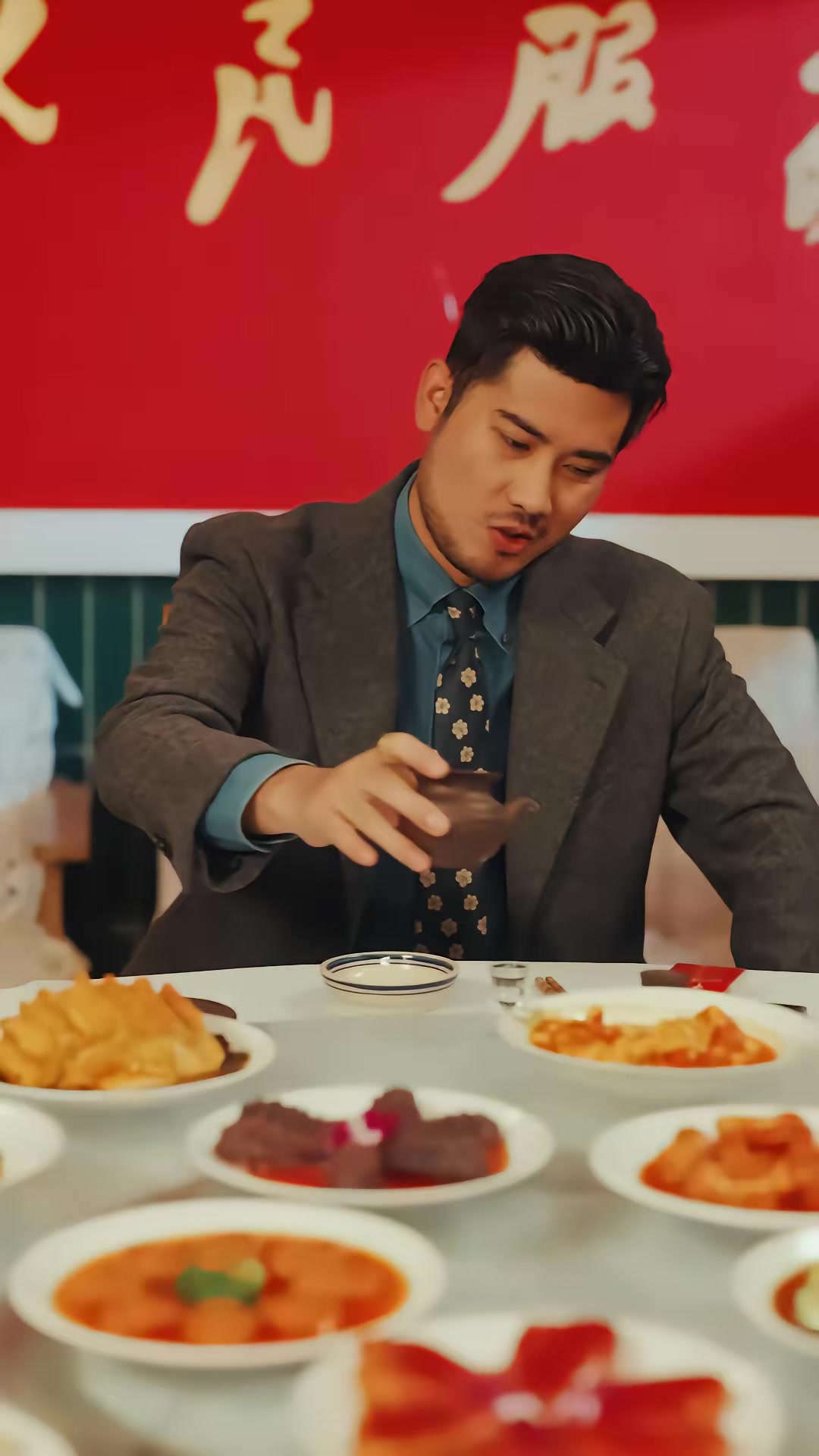 《暗金枭雄：开局踹翻恶组长》剧照