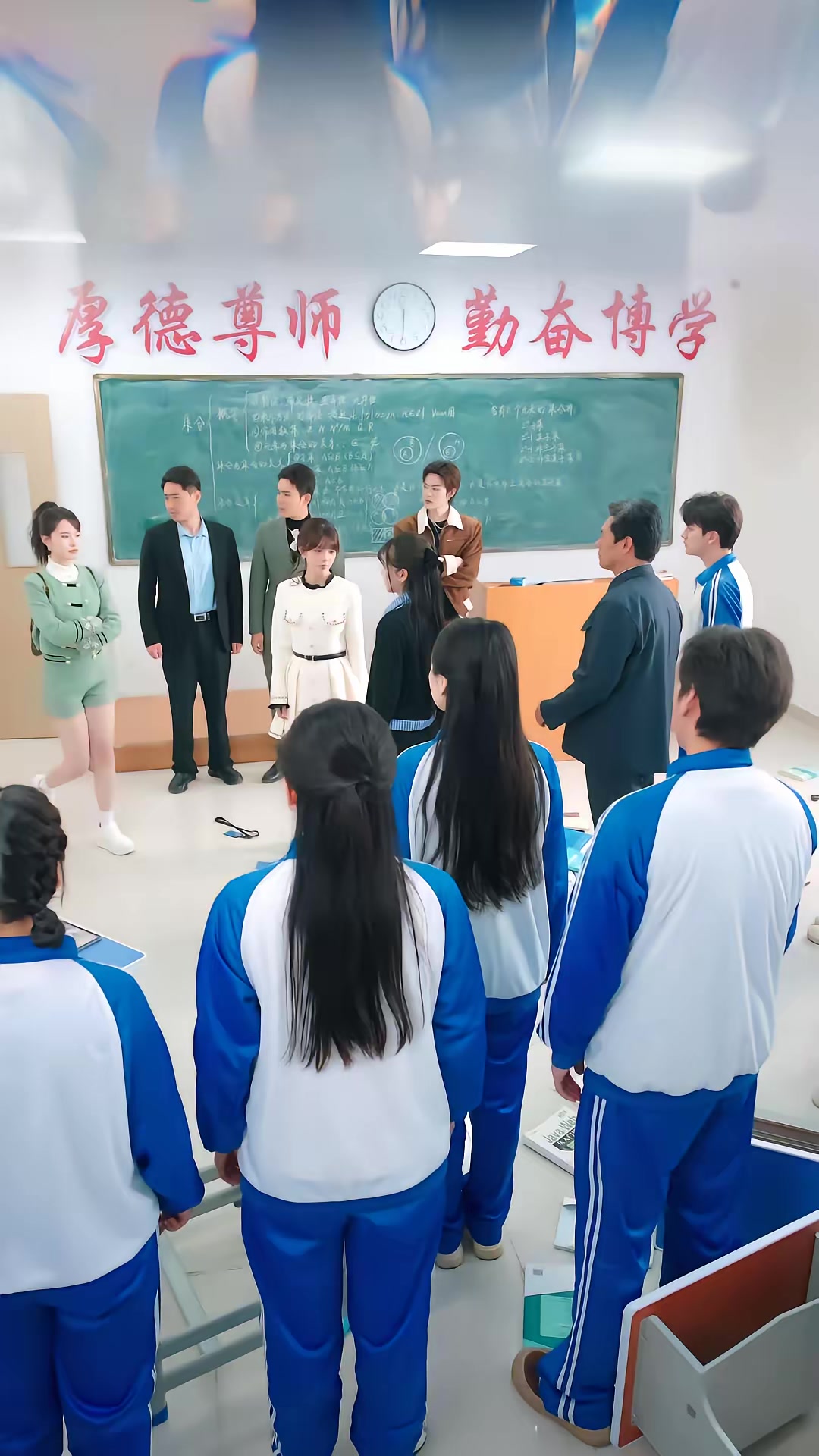 《苟在女配身邊當老大》劇照