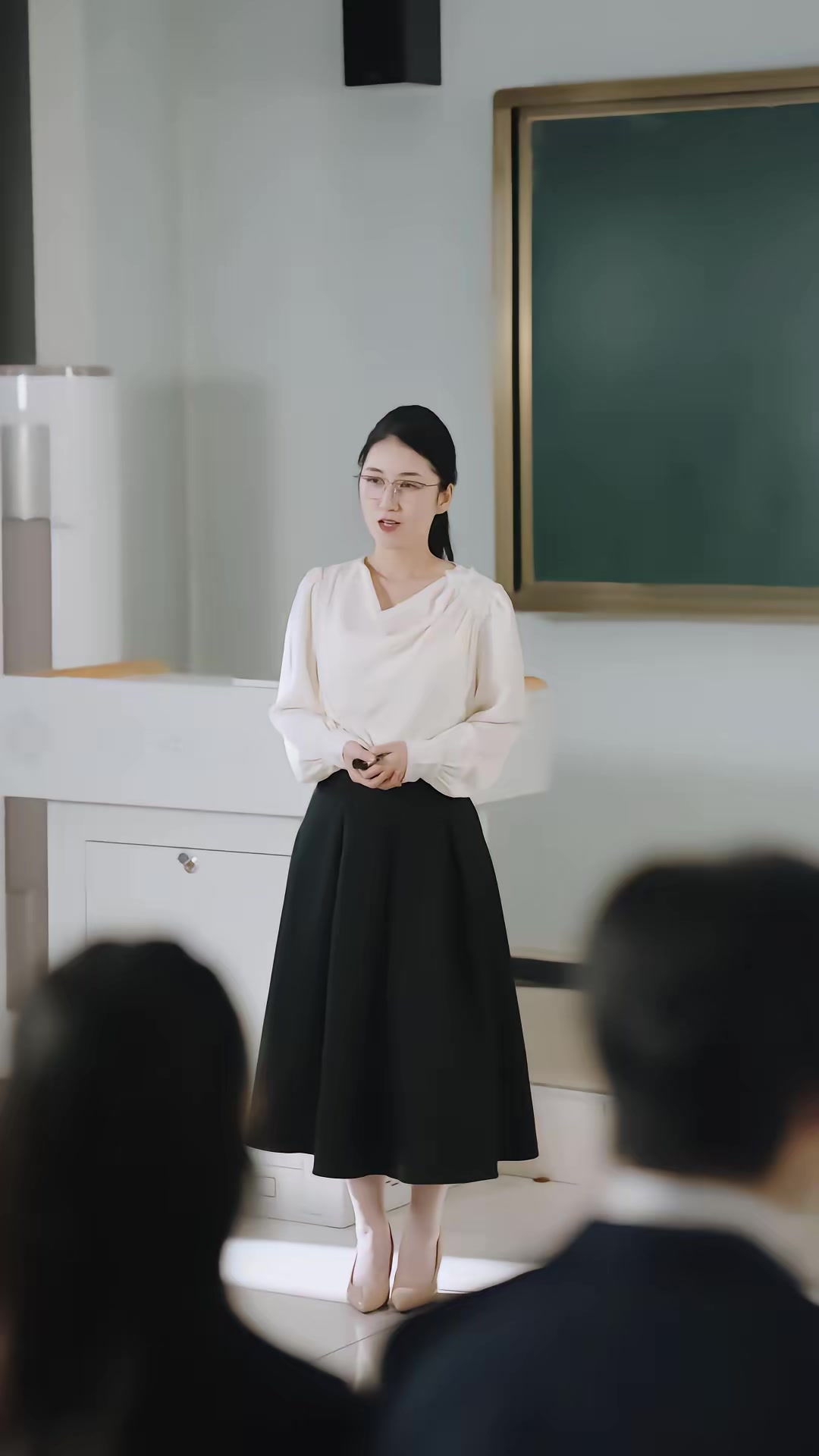 《傲嬌小青梅甜又黏，又在偷看我了》劇照