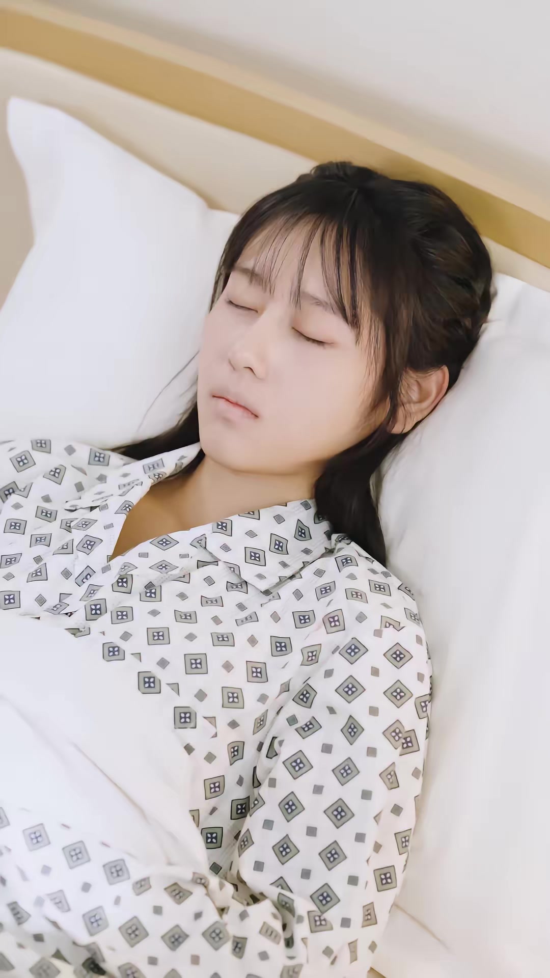 《傲嬌小青梅甜又黏，又在偷看我了》劇照