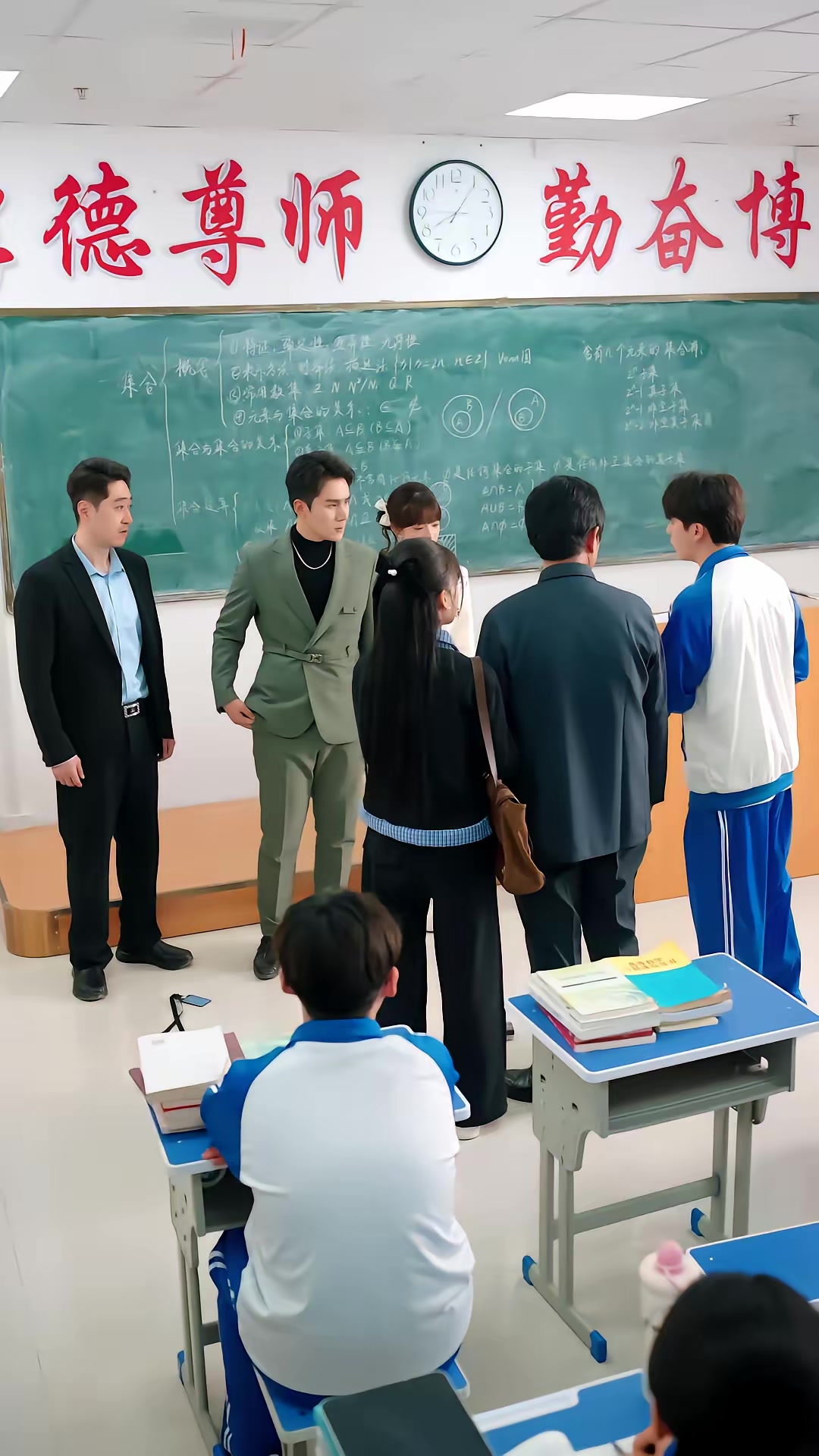 《苟在女配身邊當老大》劇照