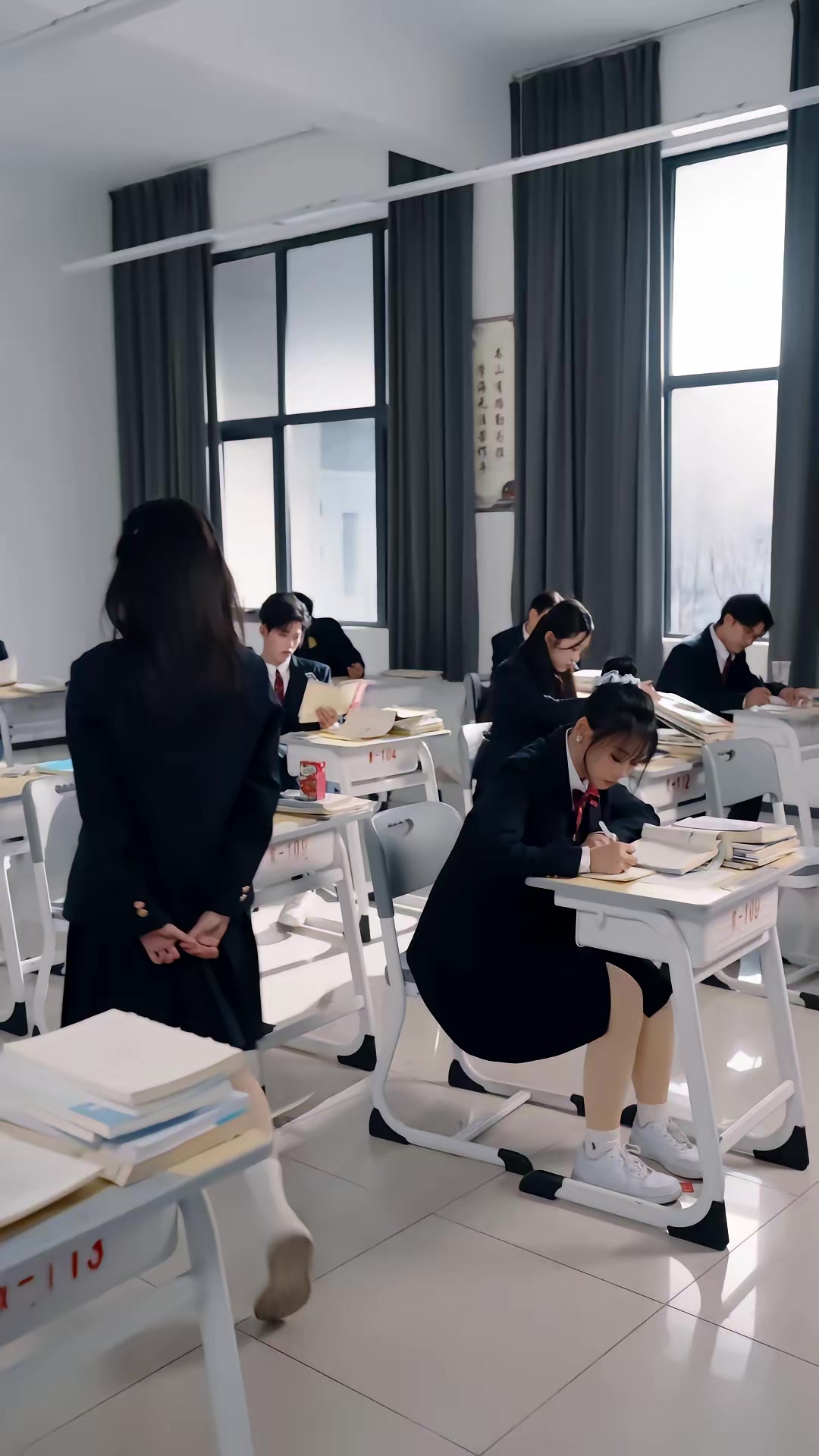 《傲嬌小青梅甜又黏，又在偷看我了》劇照