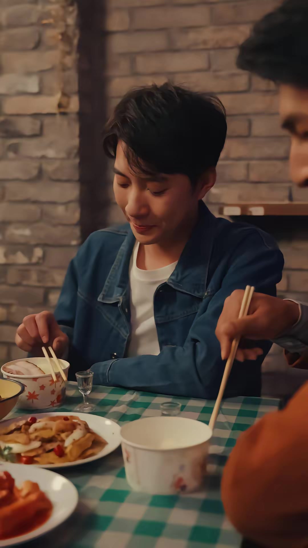 《暗金枭雄：开局踹翻恶组长》剧照