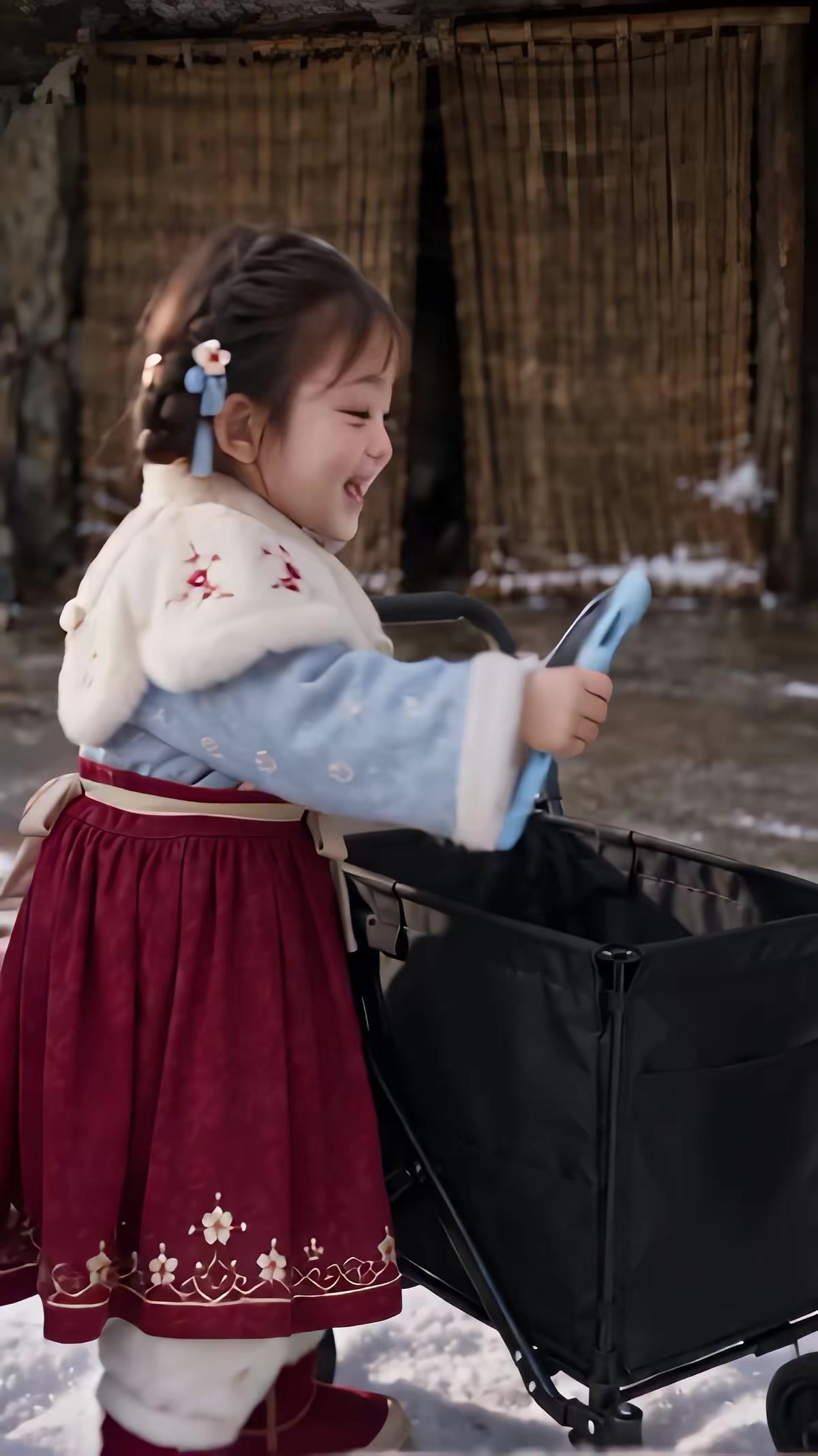 《福宝玉佩通古今，乱世建设桃花源第2季》剧照