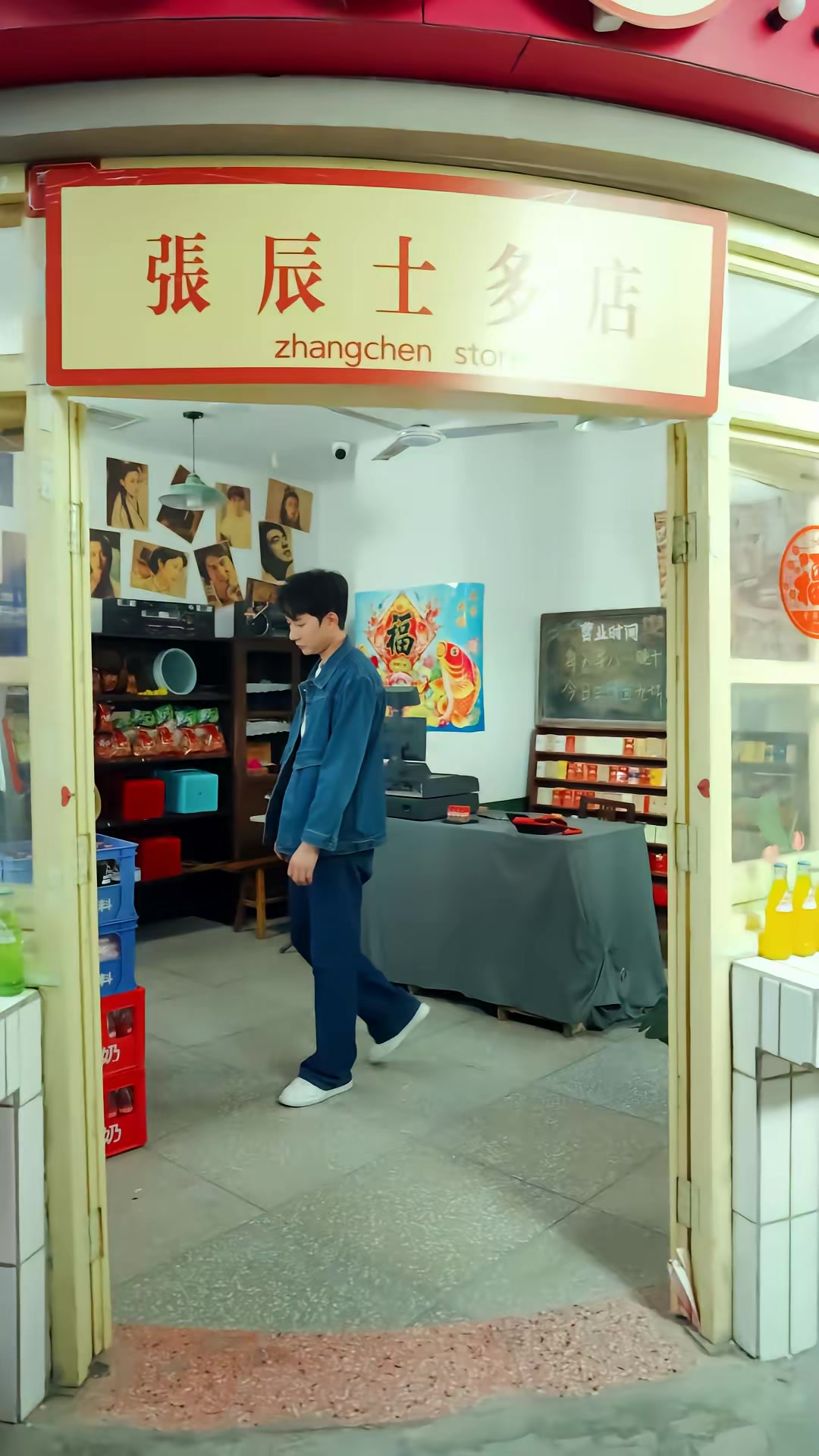 《暗金枭雄：开局踹翻恶组长》剧照