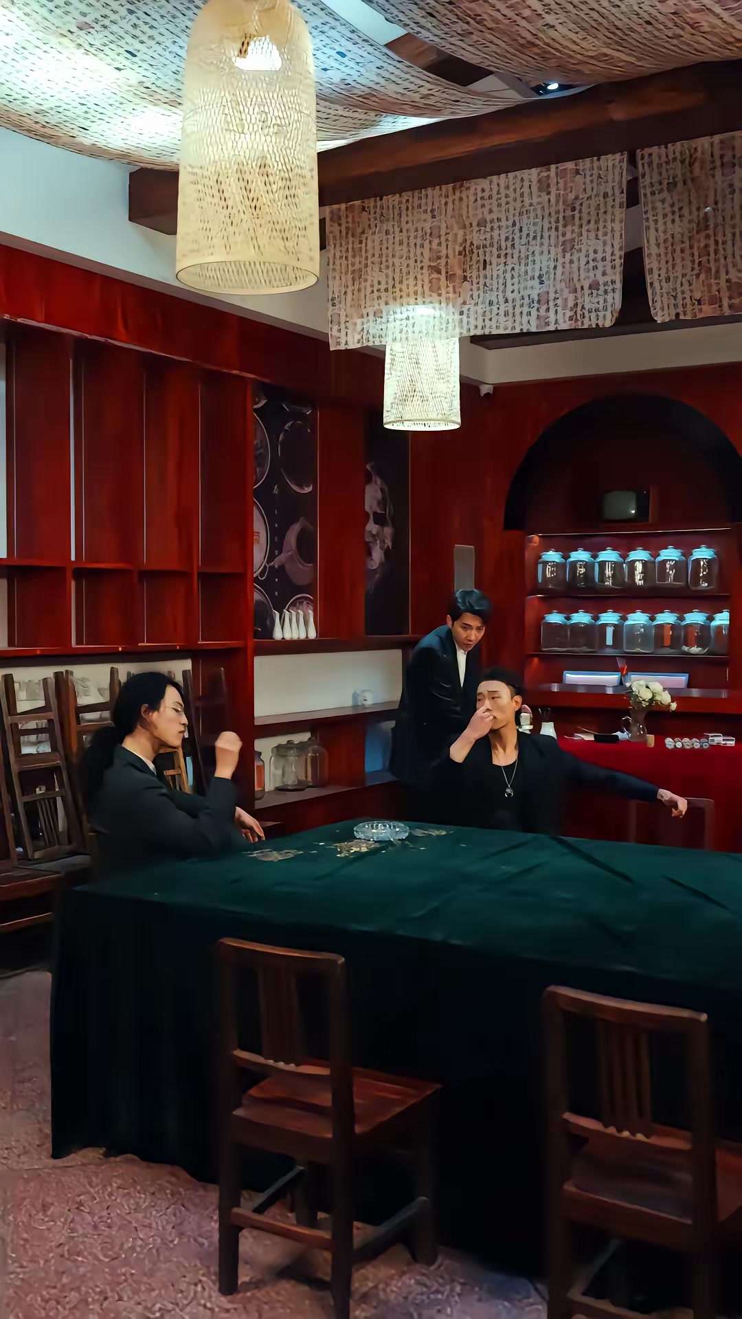 《暗金枭雄：开局踹翻恶组长》剧照