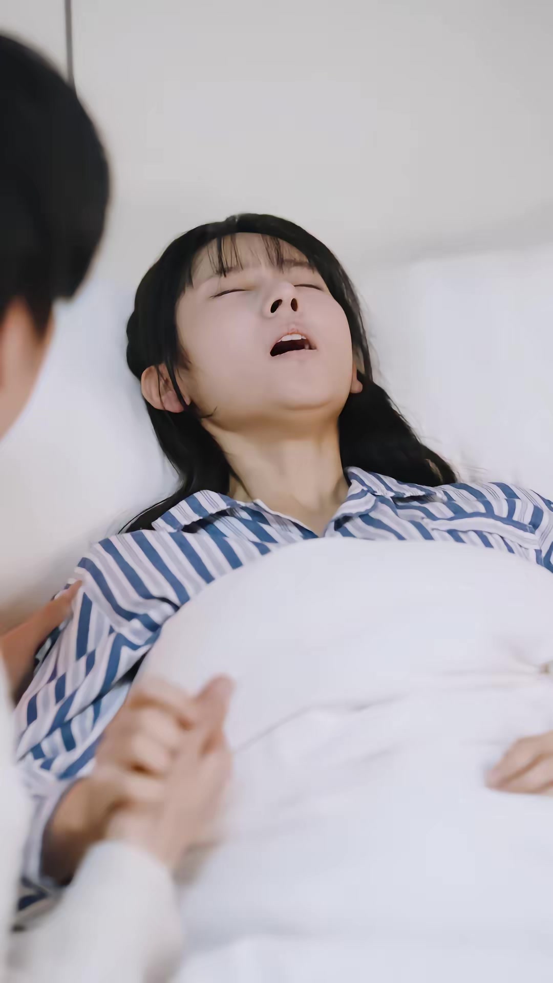 《傲嬌小青梅甜又黏，又在偷看我了》劇照