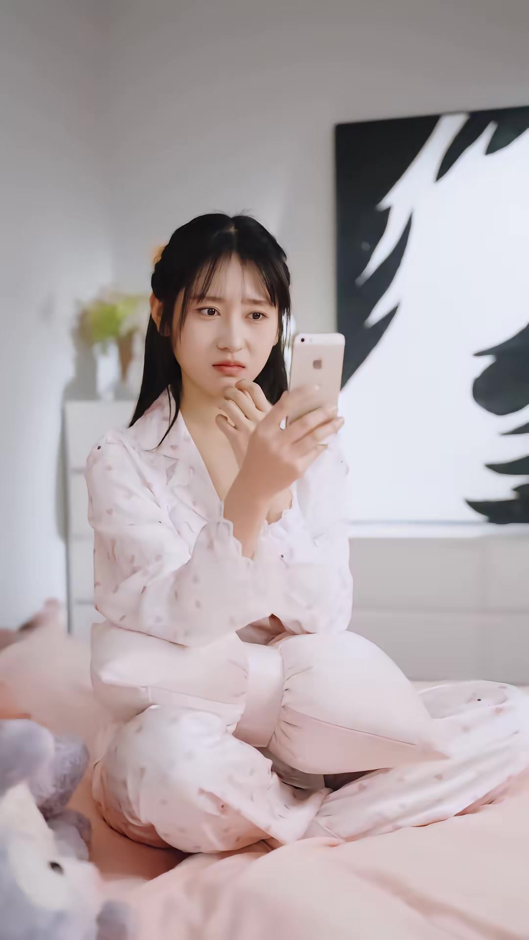 《傲嬌小青梅甜又黏，又在偷看我了》劇照