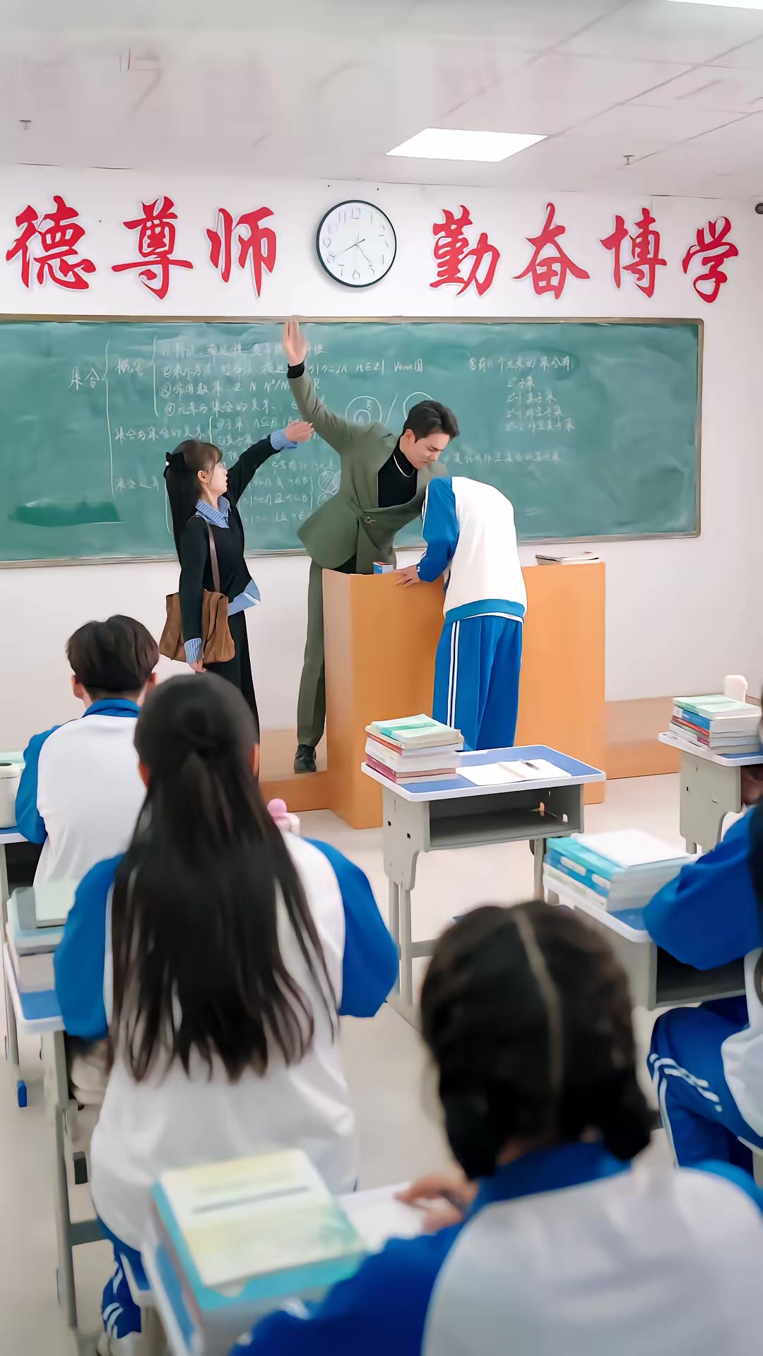 《苟在女配身邊當老大》劇照