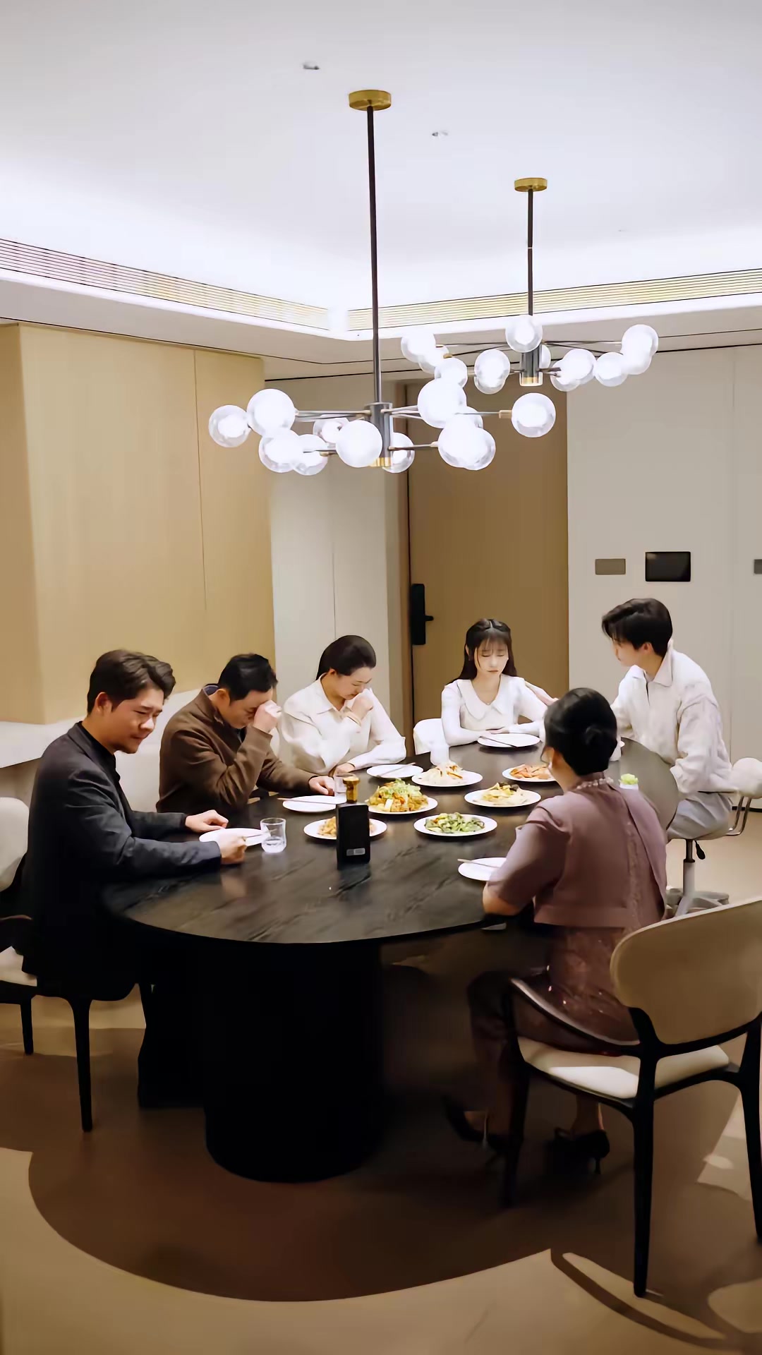 《傲嬌小青梅甜又黏，又在偷看我了》劇照