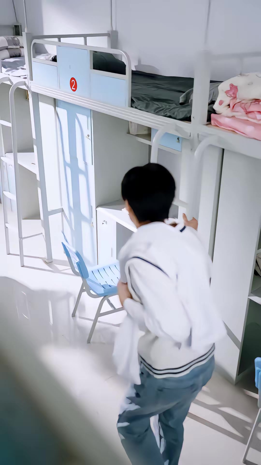 《傲嬌小青梅甜又黏，又在偷看我了》劇照