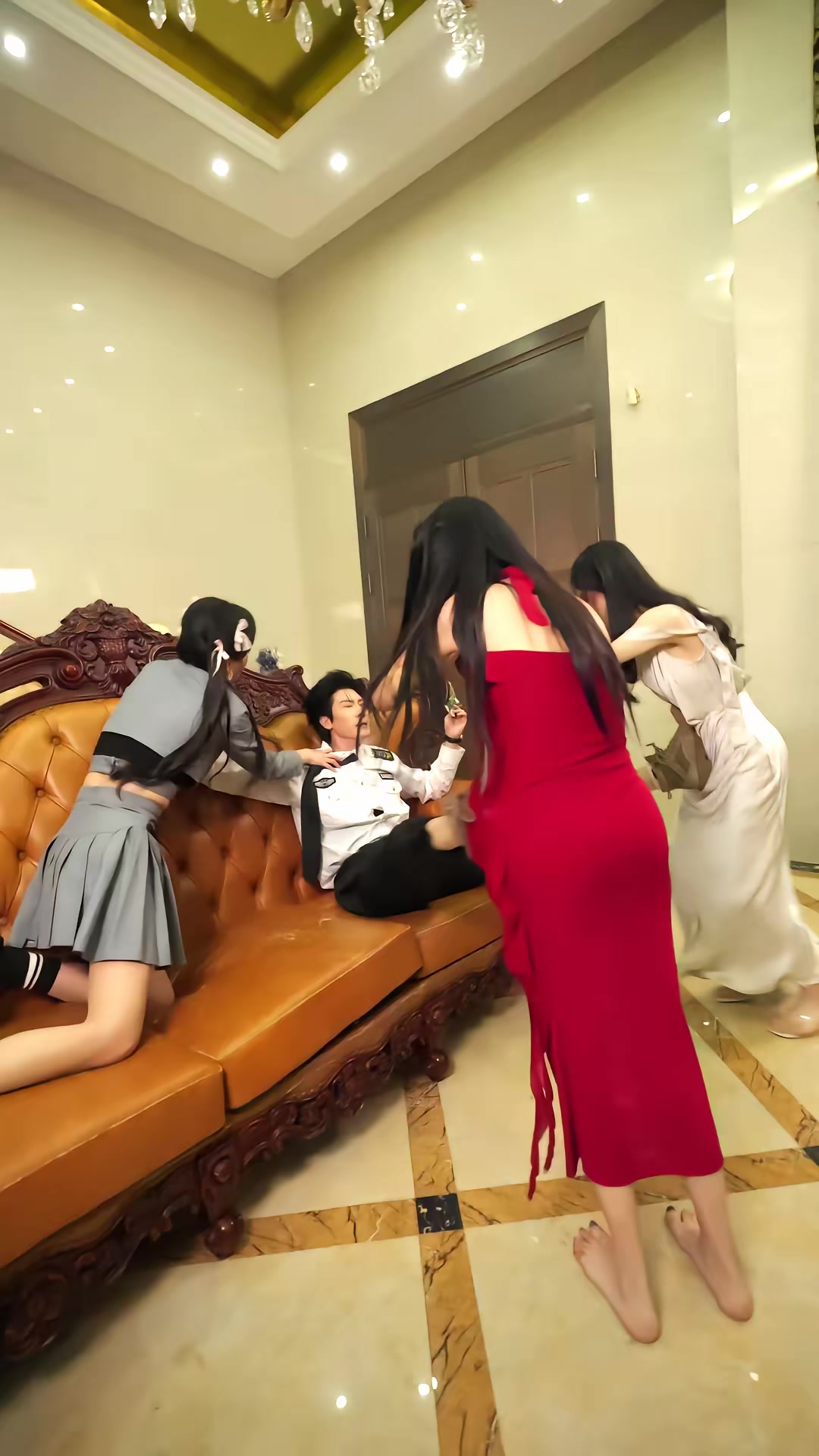 《末世從女寢開始》劇照