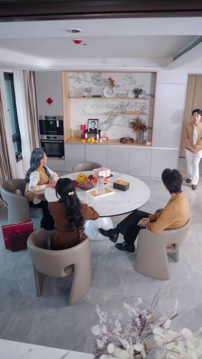 《母亲订婚宴当天，我哥甩出贷款合同》剧照