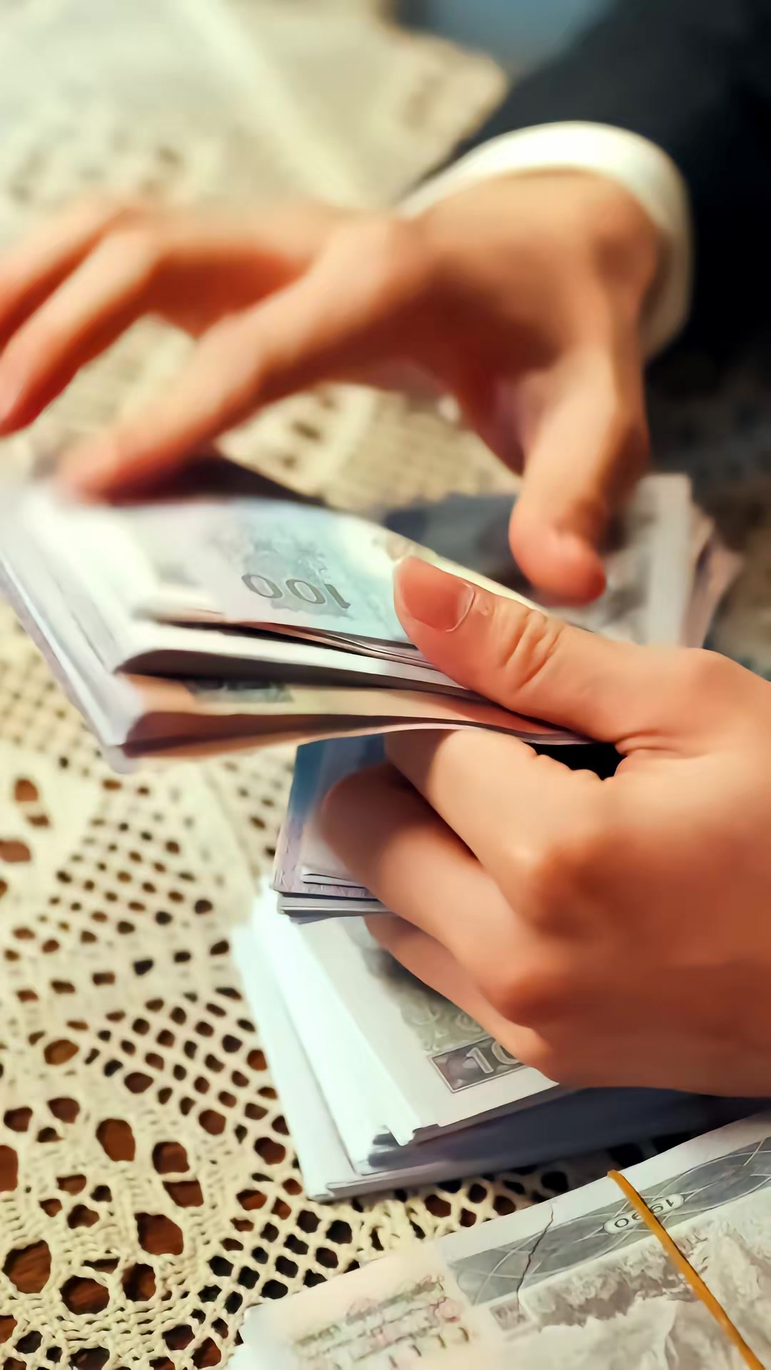 《暗金枭雄：开局踹翻恶组长》剧照