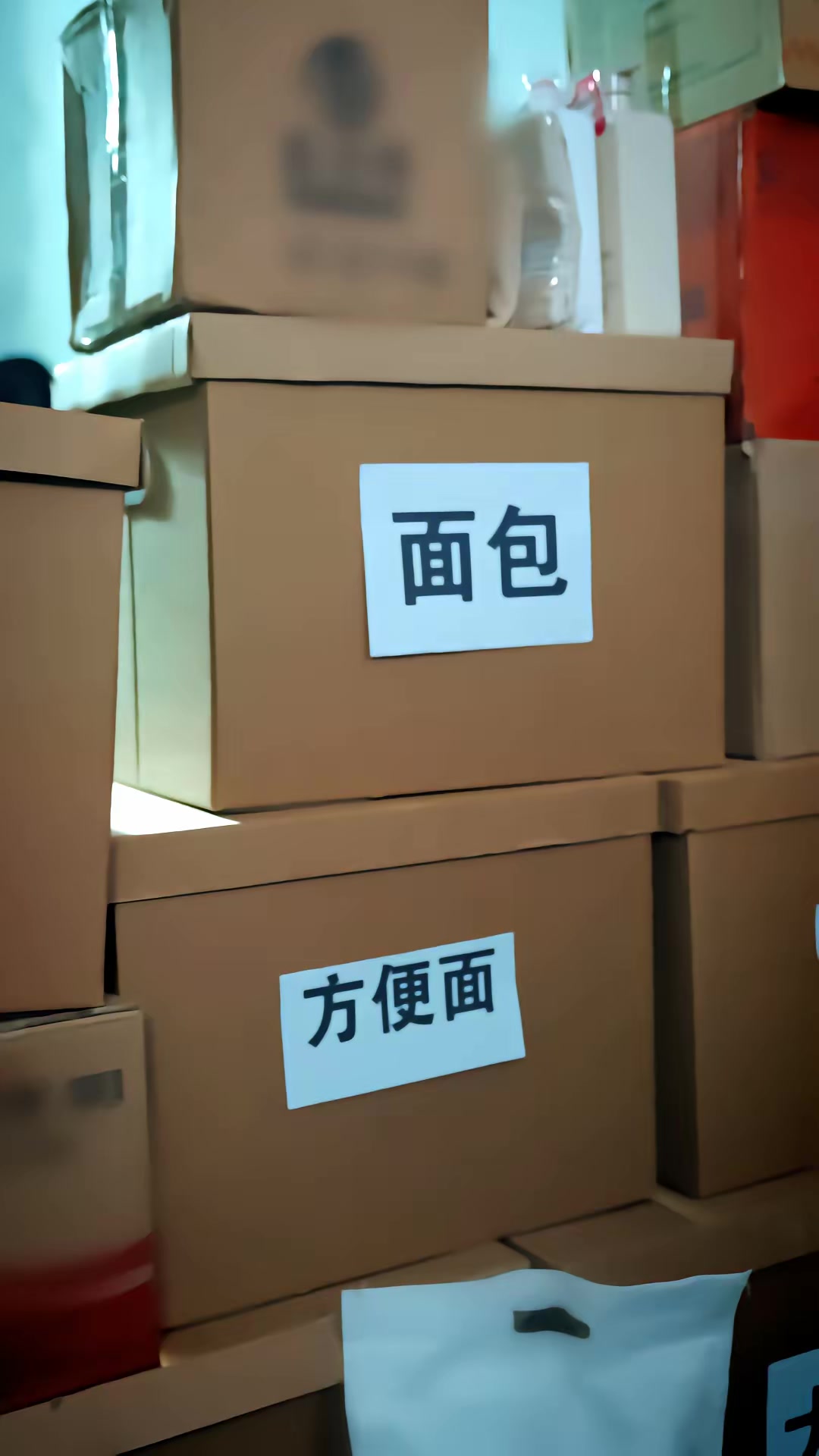 《末世我在卡BUG，你們哭什麼》劇照