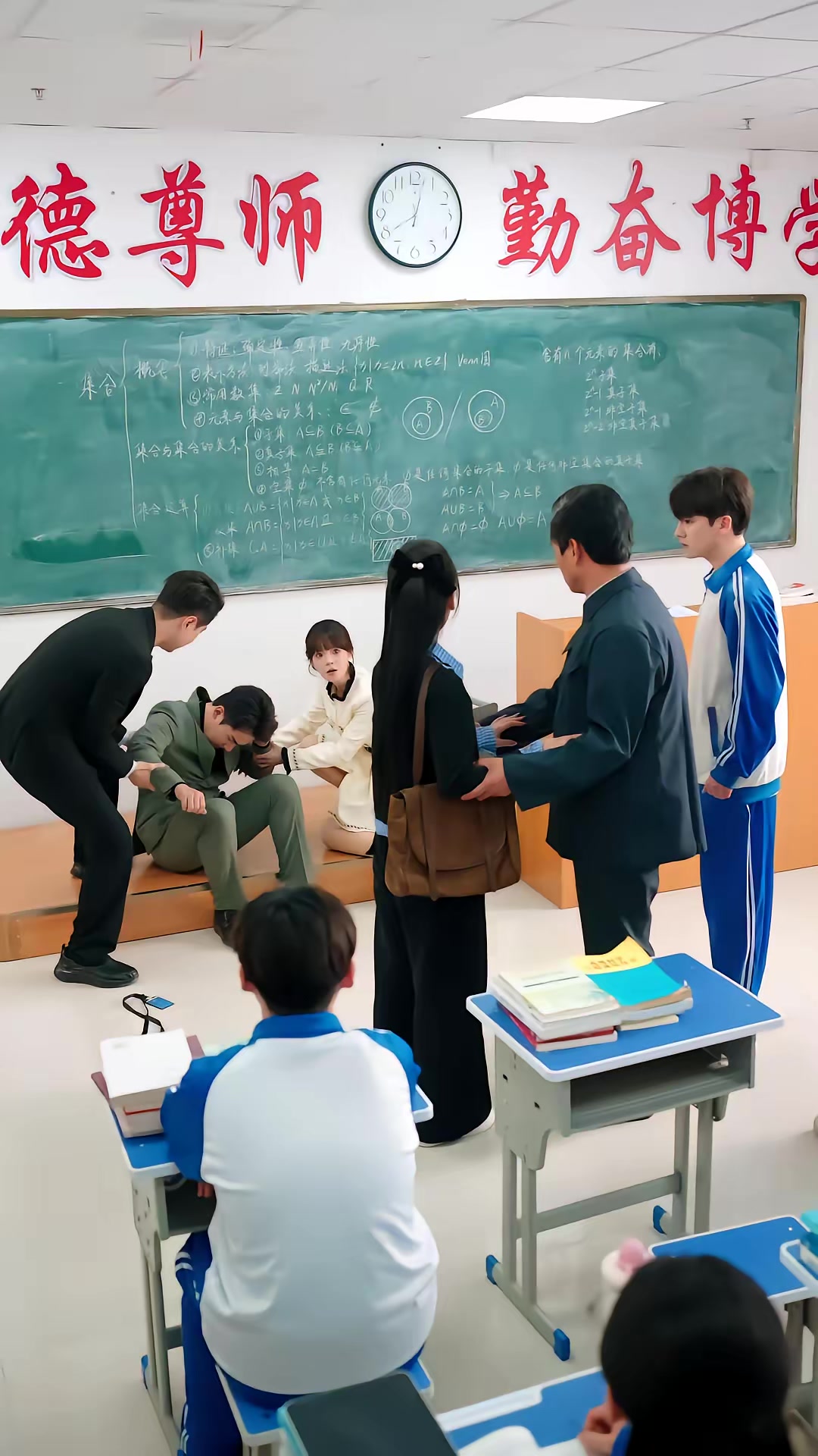 《苟在女配身邊當老大》劇照