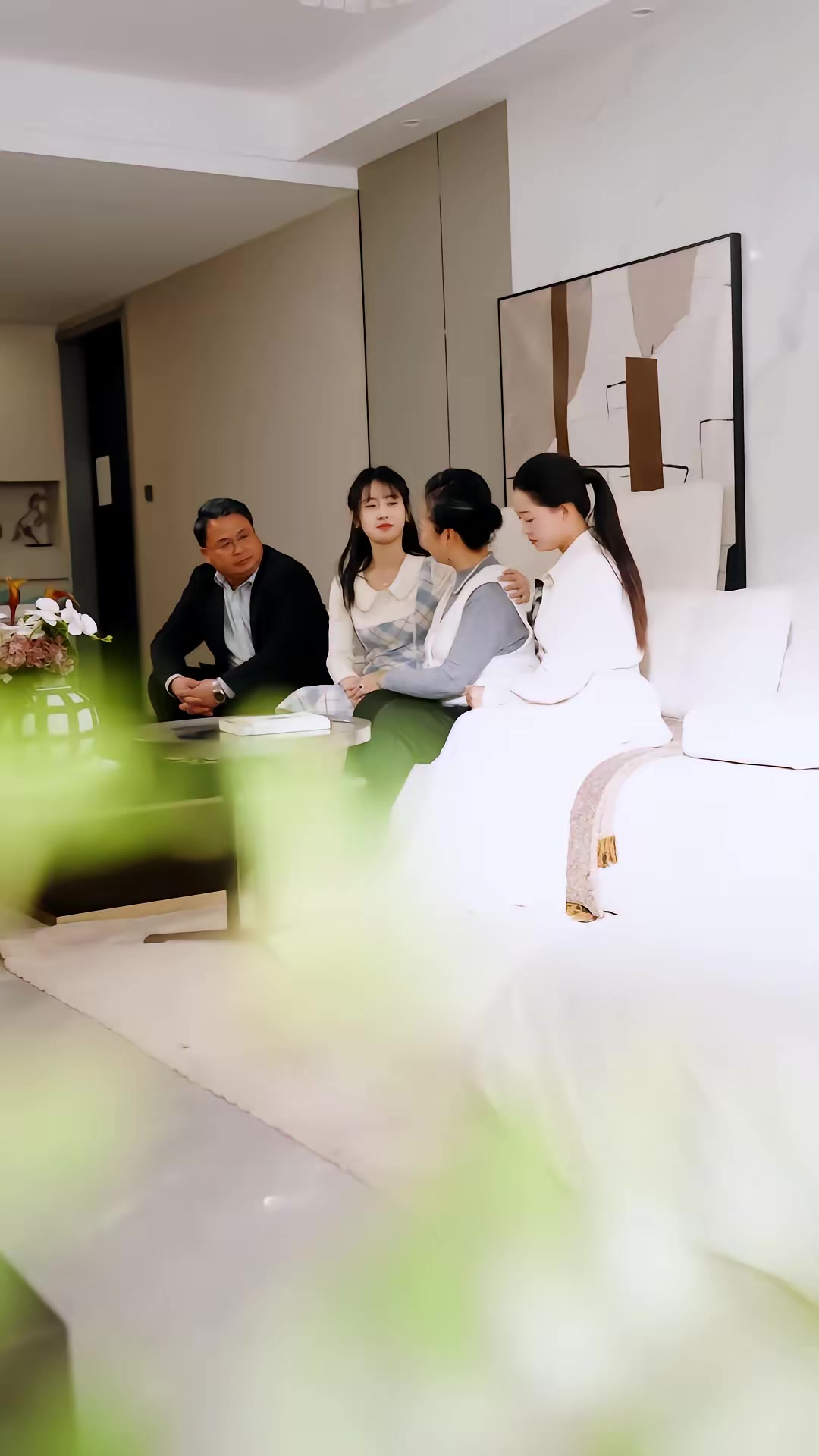 《傲嬌小青梅甜又黏，又在偷看我了》劇照