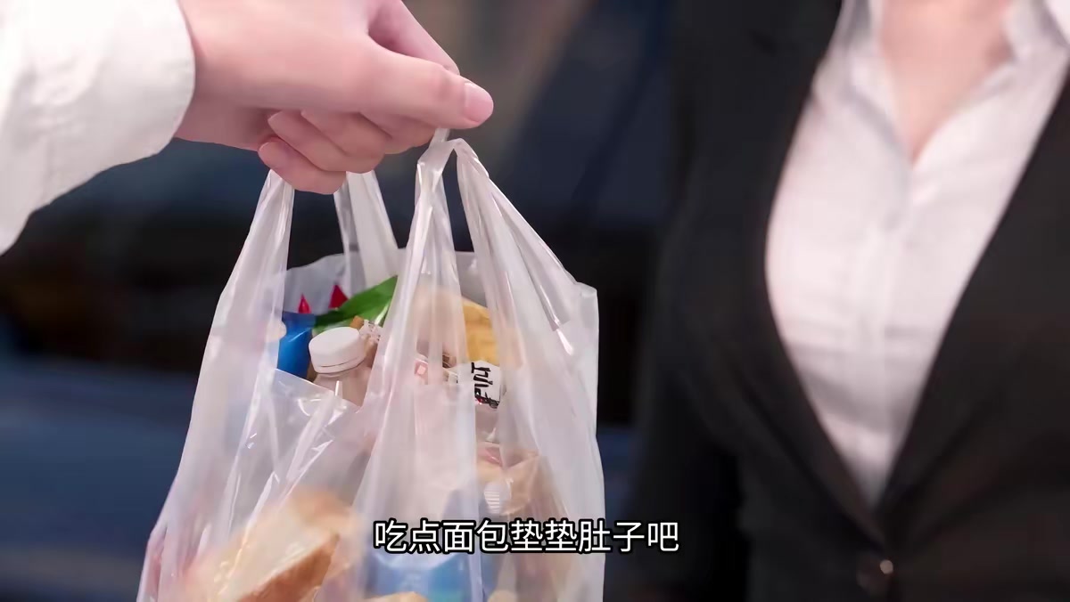 《裝窮十八年，爸媽終於攤牌了》劇照