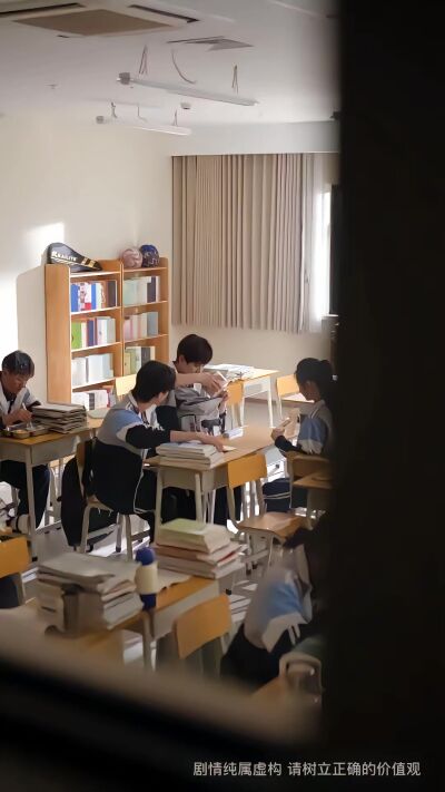 《我只想填飽肚子，卻成了全校之光》劇照