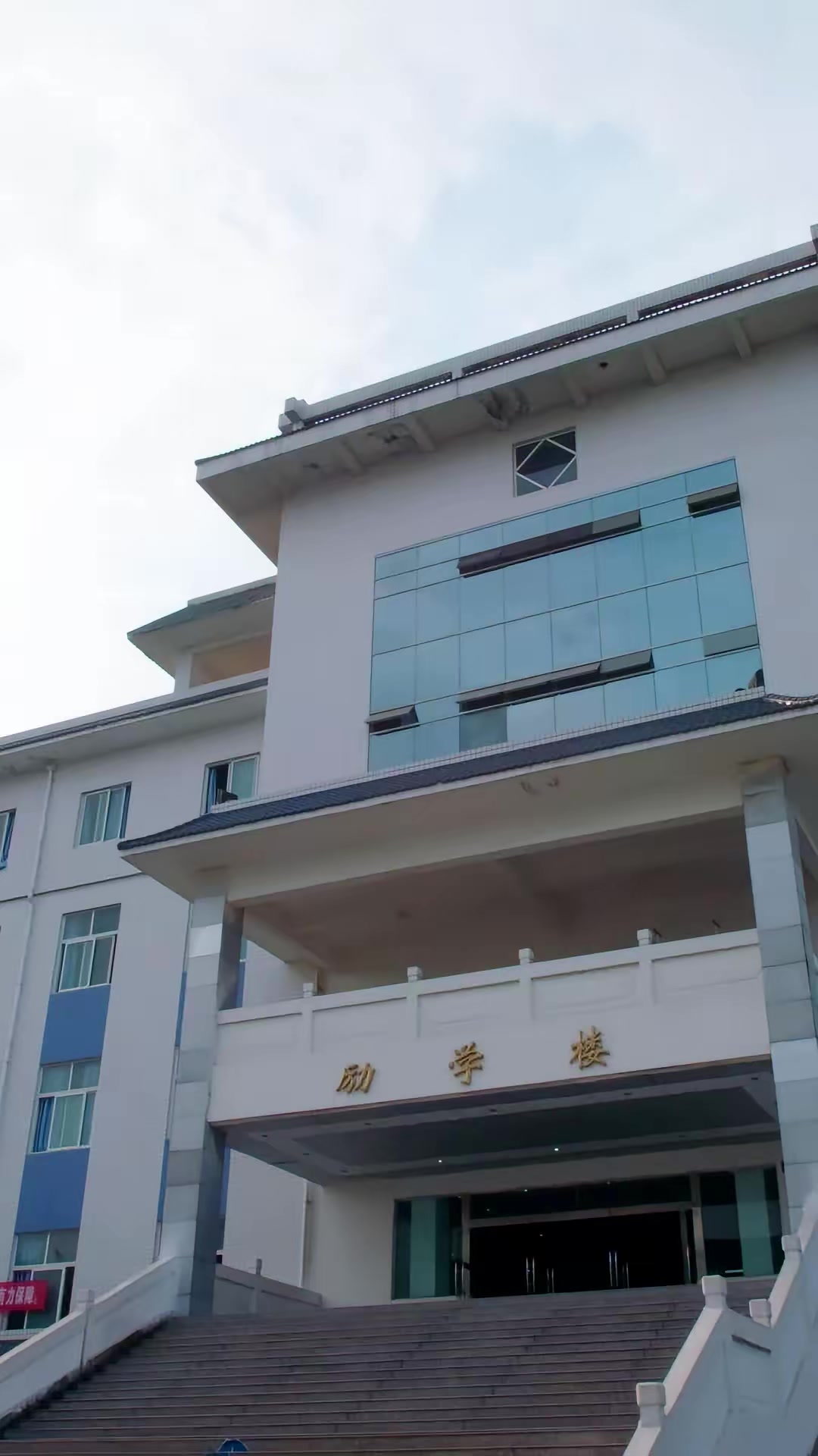 《穿越校園：我護青梅防劇情殺》劇照