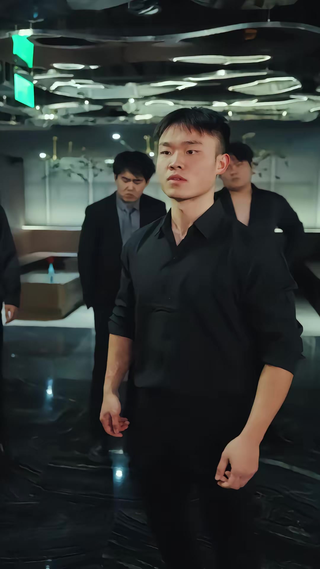 《暗金枭雄：开局踹翻恶组长》剧照