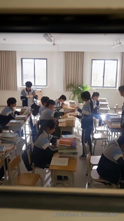 《我只想填飽肚子，卻成了全校之光》劇照