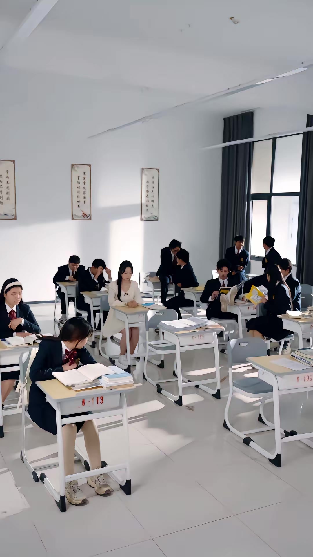 《傲嬌小青梅甜又黏，又在偷看我了》劇照