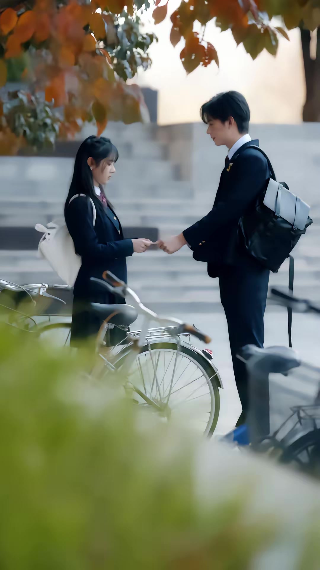 《傲嬌小青梅甜又黏，又在偷看我了》劇照