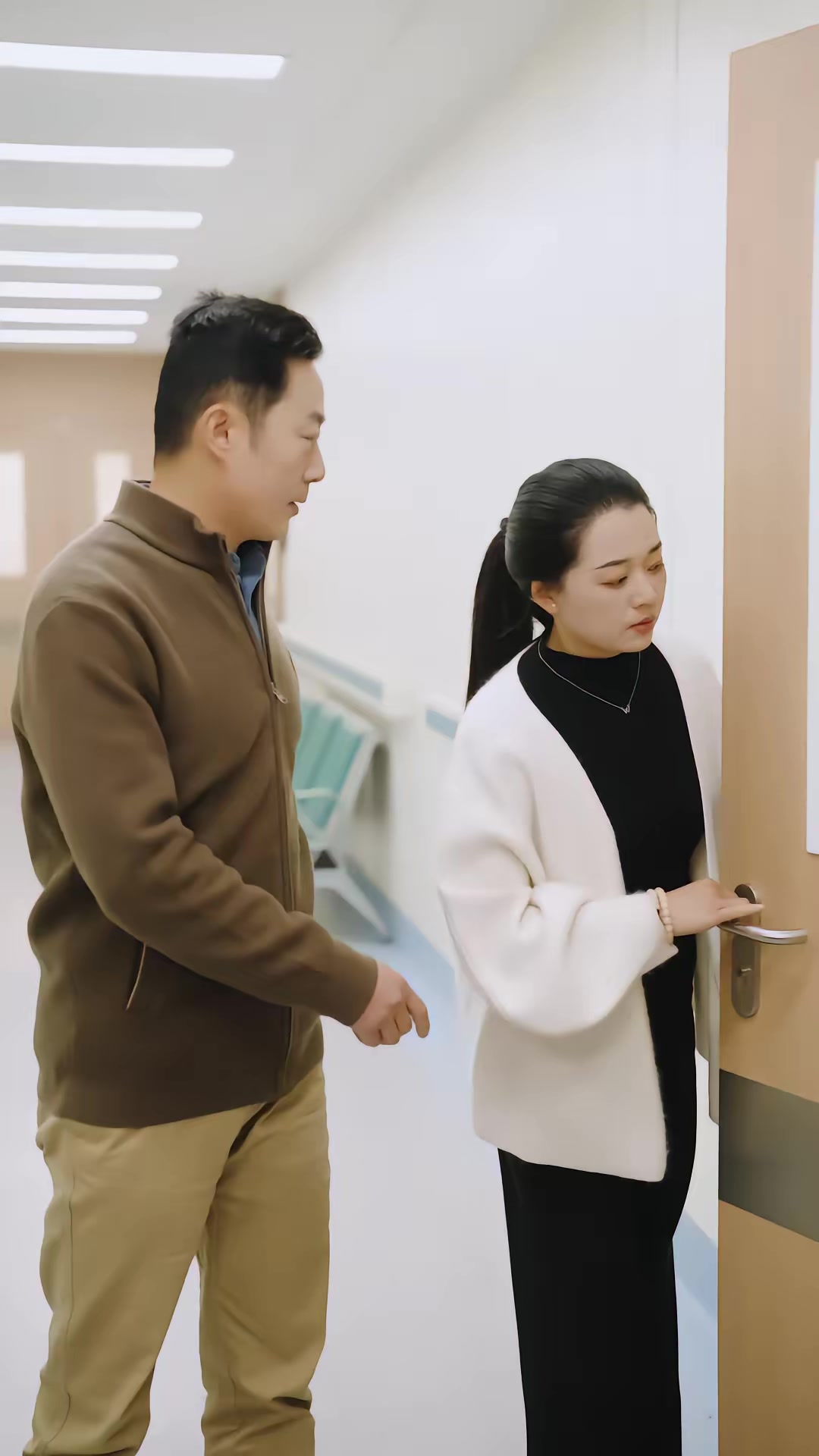 《傲嬌小青梅甜又黏，又在偷看我了》劇照
